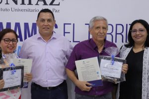 Los docentes recibieron la orden al mérito UNIPAZ por sus años del servicio al docente